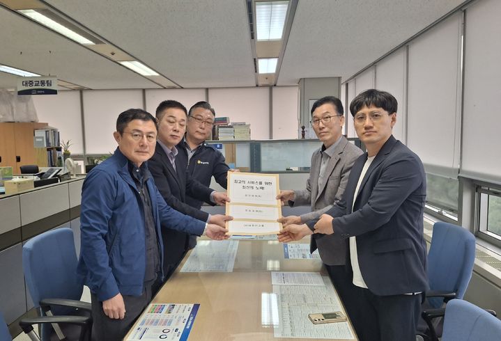 [천안=뉴시스] 천안시 3개 운수회사 시내버스 종사자들이 직접 난폭운전 근절 서약서를 제출했다. (사진=천안시 제공) 2026.03.30 photo@newsis.com *재판매 및 DB 금지