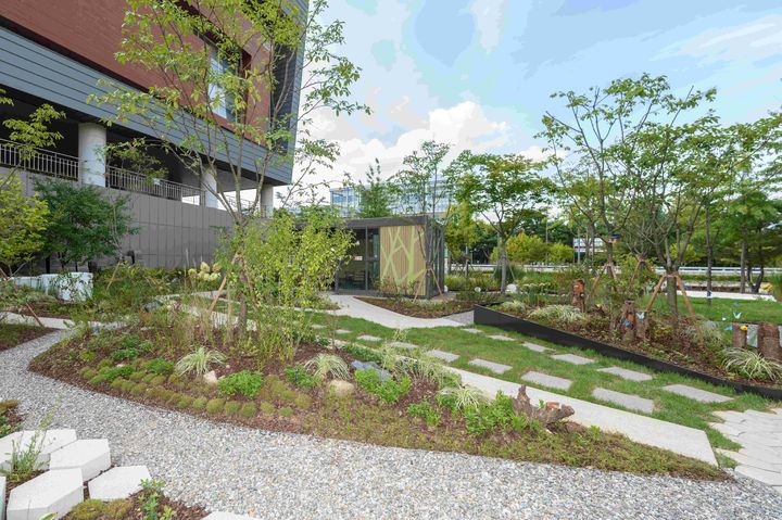 [대전=뉴시스] 산림청이 올해 정원드림 프로젝트를 통해 젊은이들과 함께 전국에 25개소의 정원을 조성한다. 사진은 2025년 정원드림 프로젝트 수상작인 부산대학교 토모팀의 작품.(사진=산림청 제공) *재판매 및 DB 금지