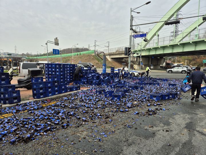 [울산=뉴시스] 30일 오전 울산 남구 두왕사거리 인근 도로를 주행하던 트럭에서 맥주병이 쏟아져 경찰이 수습 중이다. (사진=울산경찰청 제공) 2026.03.30. photo@newsis.com *재판매 및 DB 금지