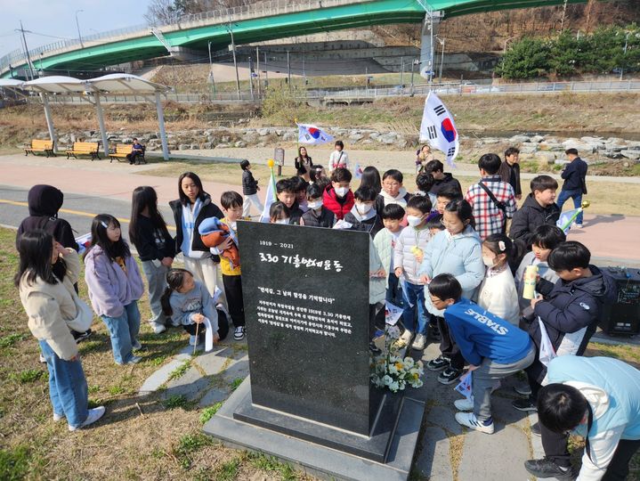 [용인=뉴시스] 관곡초등학교의 '기흥 만세운동길 걷기' 프로젝트(사진=용인교육지원청 제공) 2026. 03. 30. photo@newsis.com *재판매 및 DB 금지