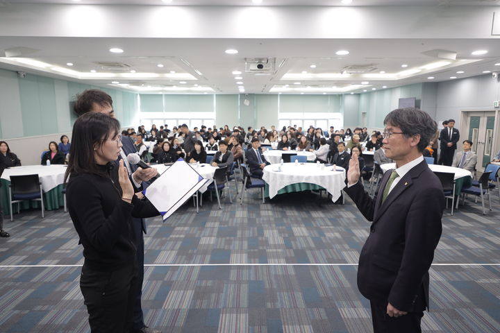 [울산=뉴시스] 천창수 울산교육감과 서미경 학교운동부지도자 대표가 30일 외솔회의실에서 '청렴 일상 다지기 실천 서약' 선서를 하고있다. (사진=울산시교육청 제공) 2026.03.30. photo@newsis.com *재판매 및 DB 금지
