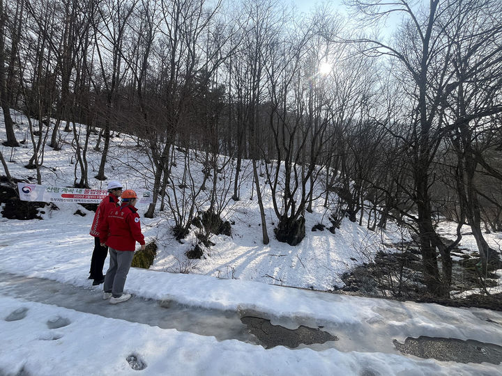 [태백=뉴시스] 산림 계곡의 불법 점용시설에 대한 전수조사에 나선 태백국유림관리소. (사진=태백국유림 제공) 2026.03.30. photo@newsis.com *재판매 및 DB 금지