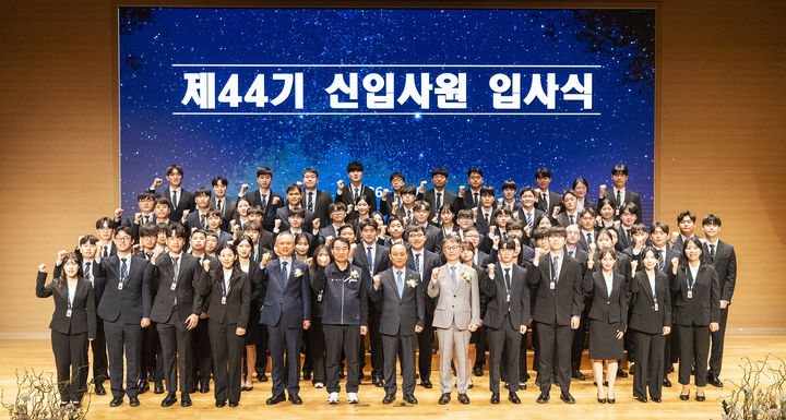 [세종=뉴시스] 한국중부발전이 30일 충남 보령 본사에서 임직원과 신입사원 등 200여 명이 참석한 가운데 '2026년 상반기 신입사원 입사식'을 개최했다고 밝혔다. (사진=중부발전 제공) 2026.03.30. .photo@newsis.com *재판매 및 DB 금지