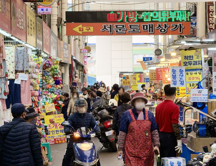 [대구=뉴시스] 이상제 기자 = 김부겸 전 국무총리가 6·3 지방선거 대구시장 출마를 공식화한 30일 대구 서문시장이 시민들로 붐비고 있다. 2026.03.30. king@newsis.com *재판매 및 DB 금지