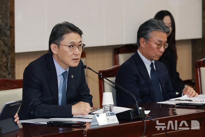 [서울=뉴시스] 권대영 금융위원회 부위원장이 30일 오후 서울 종로구 정부서울청사에서 한국은행, 금융감독원, 정책유관기관, 금융협회, 연구기관 및 금융권이 참여하는 지표금리·단기금융시장 협의회를 개최해 금융시장 신뢰성 제고를 위한 '지표금리 개편방안'에 대해 논의했다. (사진=금융위원회 제공)