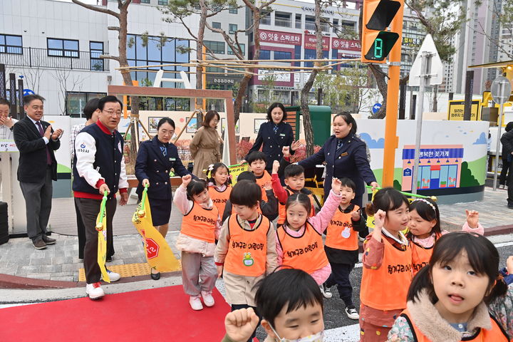 [하남=뉴시스] 경기 하남 어린이 교통공원 개원식에 참석한 이현재 하남시장이 어린이들과 함께 시설을 체험하고 있다. (사진=하남시 제공) 2026.03.30. photo@newsis.com *재판매 및 DB 금지