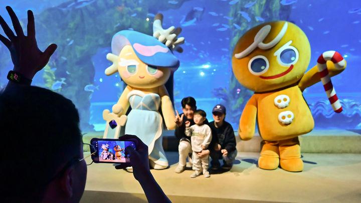 [서울=뉴시스] 데브시스터즈는 롯데월드 아쿠아리움에 쿠키런 캐릭터와 한국 전래동화 속 용궁을 결합한 테마 전시를 열었다. (사진=데브시스터즈 제공) *재판매 및 DB 금지