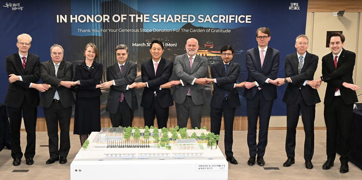 [서울=뉴시스] 오세훈 서울시장이 30일(월) ‘감사의정원 석재기증국 주한외교단 간담회’ 참석자들과 기념사진을 촬영하고 있다. 2026.03.30. (사진=서울시 제공) *재판매 및 DB 금지