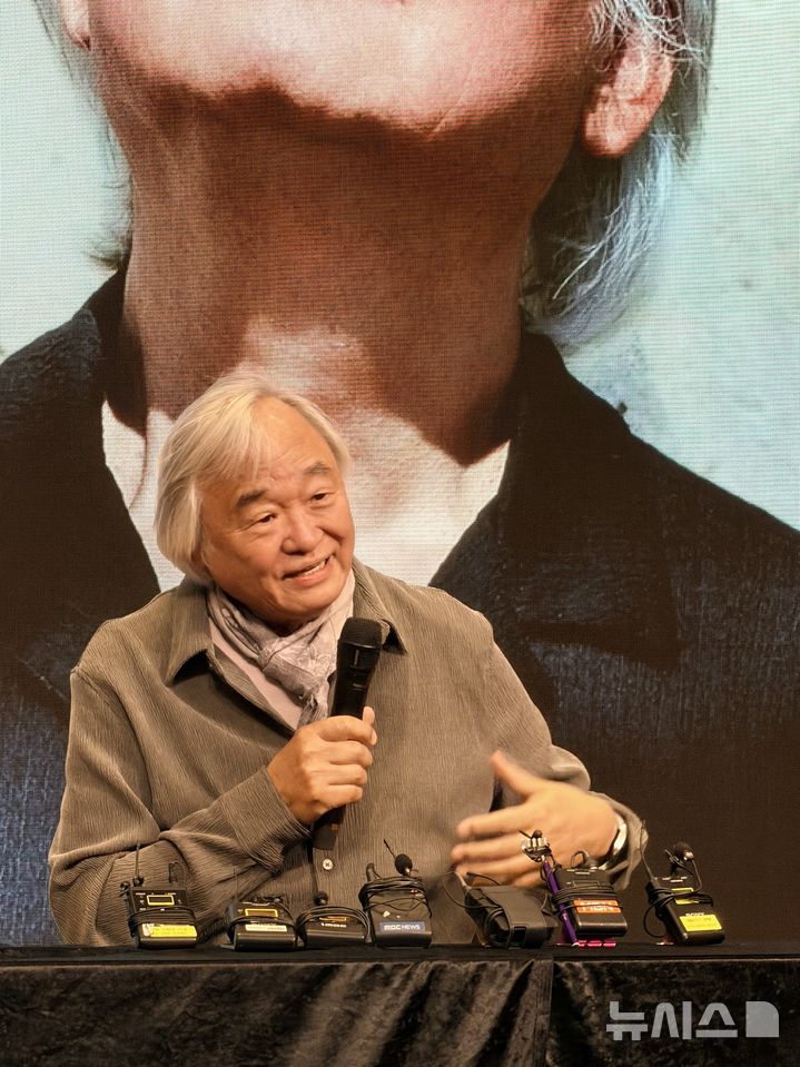 [서울=뉴시스]30일 서울 영등포구 신영체임버홀에서 피아니스트 백건우(사진) 데뷔 70주년 기자간담회가 열렸다. (사진=더브로드 제공)