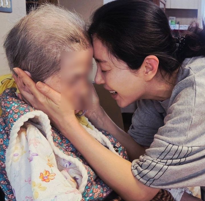 [서울=뉴시스] 배우 송윤아가 투병 중인 것으로 보이는 노모를 향한 안타까운 심경을 전했다. (사진=인스타그램 캡처) 2026.03.30. photo@newsis.com *재판매 및 DB 금지