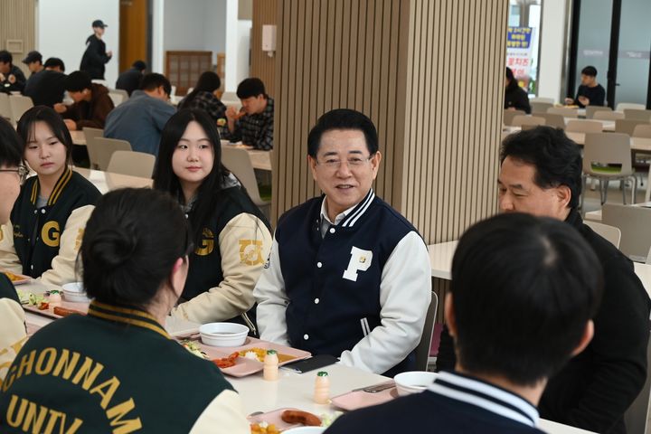 [광주=뉴시스] 더불어민주당 김영록 전남광주통합특별시장 경선 후보가 30일 오전 전남대학교 구내식당에서 학생들의 목소리를 듣고 있다. (사진=김 후보 측 제공) 2026.03.30. photo@newsis.com *재판매 및 DB 금지