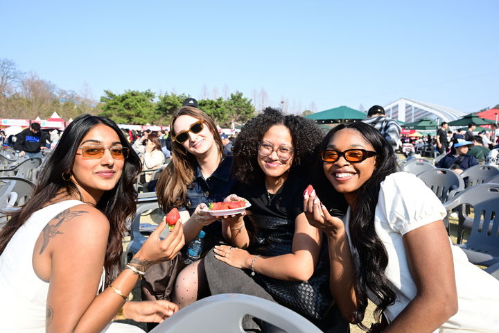 [논산=뉴시스]논산딸기축제에서 외국인들이 논산딸기를 시식하고 있다. (사진=논산시 제공) 2026. 03. 30 photo@newsis.com *재판매 및 DB 금지