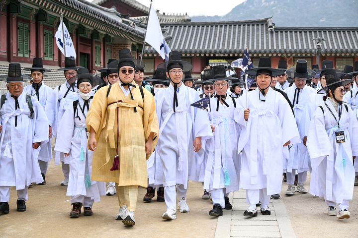 [안동=뉴시스] 30일 서울 경복궁 만춘전 앞에서 제6회 '퇴계선생 마지막 귀향길 재현행사' 개막식이 열려 참가자들이 14일 일정의 첫 걸음을 옮기고 있다. (사진=경북도 제공) 2026.03.30. photo@newsis.com *재판매 및 DB 금지