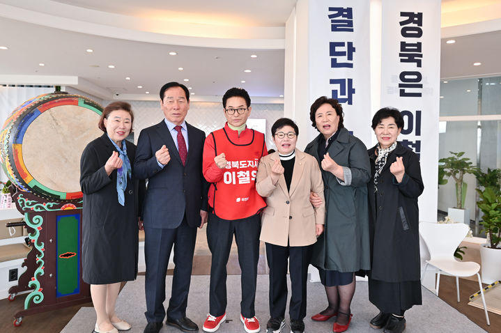 [안동=뉴시스] 고우현 전 경북도의회 의장(왼쪽에서 두번째)가 30일 이철우 후보 사무소를 찾아 기념사진을 찍고 있다. (사진=이철우 후보측 제공) 2026.03.30. photo@newsis.com *재판매 및 DB 금지