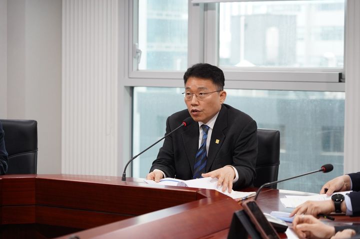 [세종=뉴시스]정익중 아동권리보장원장은 30일 오전 서울 중구 아동권리보장원에서 월간 업무회의를 주재하며 현안을 점검하고 있다. (사진=아동권리보장원 제공) 2026.03.30. photo@newsis.com *재판매 및 DB 금지