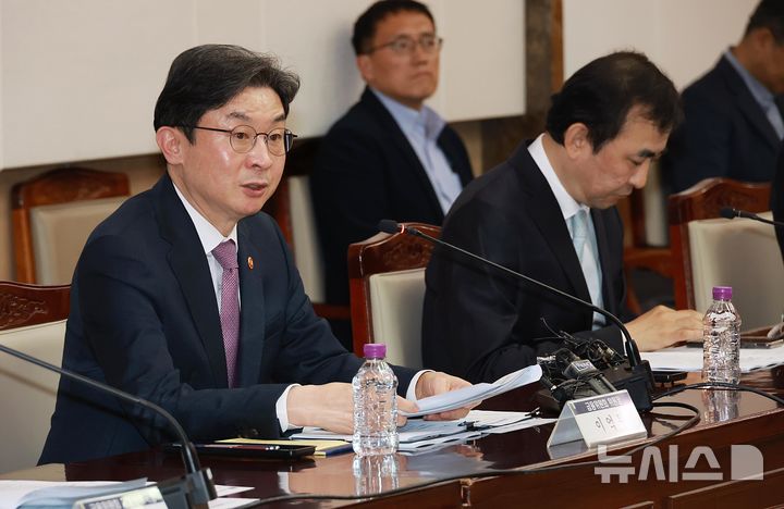 [서울=뉴시스] 이억원 금융위원장이 30일 오후 서울 종로구 정부서울청사에서 중동상황 관련 금융부문 비상대응체계 가동을 위한 금융권 간담회에서 민생·실물 경제 지원, 금융시장 안정 등 대응계획을 논의했다.(사진=금융위원회) photo@newsis.com