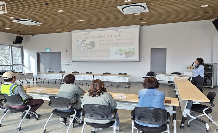 [원주=뉴시스] 감정노동으로 인한 스트레스 해소를 위해 심리 안정 프로그램에 참여하고 있는 근로자들의 모습. (사진=원주시 제공) 2026.03.30. photo@newsis.com *재판매 및 DB 금지