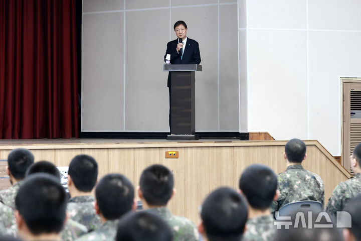 [서울=뉴시스] 이찬진 금융감독원장이 30일 육군 제31보병사단 신병교육대대를 방문해 장병들을 대상으로 금융교육 특강에 나섰다. (사진=금융감독원 제공) 2026.03.30.