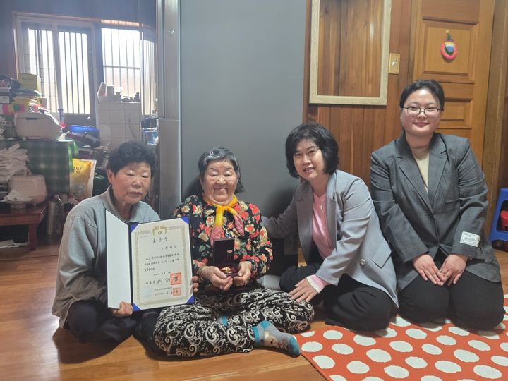 [창원=뉴시스] 경남동부보훈지청, 3·1절 계기 독립유공자 유족에 포상 전수. (사진=경남동부보훈지청 제공) 2026.03.30. photo@newsis.com *재판매 및 DB 금지