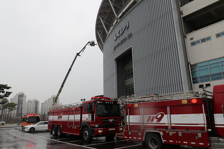 [광주=뉴시스] 광주 북부소방서는 지난 30일 광주 북구 임동 광주KIA챔피언스필드에서 KBO 정규 시즌 개막에 대비해 2026년 1분기 긴급구조통제단 불시 가동훈련을 실시했다고 30일 밝혔다. (사진 = 광주 북부소방서 제공) photo@newsis.com *재판매 및 DB 금지