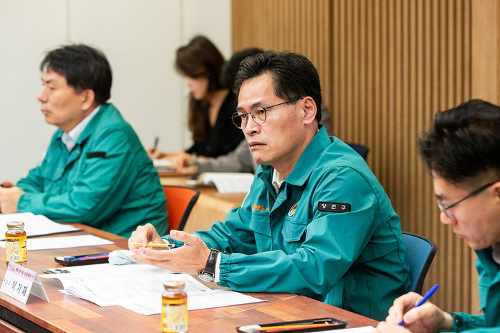 [뉴시스] 30일 열린 '중동상황관련 비상경제대책회의'에서 추진 상황을 듣고 있는 이기재 양천구청장(가운데)의 모습. (사진=양천구 제공) 2026.3.30 *재판매 및 DB 금지