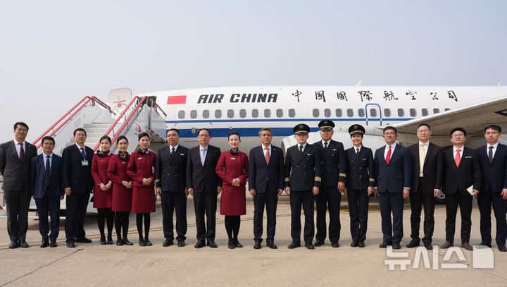 [베이징=뉴시스] 30일 오전 중국 베이징 서우두국제공항을 출발한 중국국제항공(에어차이나) CA121편이 북한 평양 순안국제공항에 안정적으로 착륙했다고 주북한 중국대사관이 밝혔다.(사진=주북한 중국대사관 홈페이지 갈무리) 2026.03.30 photo@newsis.com