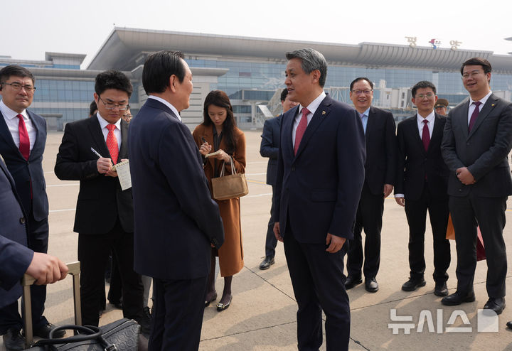 [베이징=뉴시스] 왕야쥔 주북한 중국대사가 30일 오전 북한 평양 순안국제공항에서 중국국제항공(에어차이나) CA121편을 타고 도착한 탑승객들을 맞이했다고 주북 중국대사관이 밝혔다.(사진=주북한 중국대사관 홈페이지 갈무리) 2026.03.30 photo@newsis.com