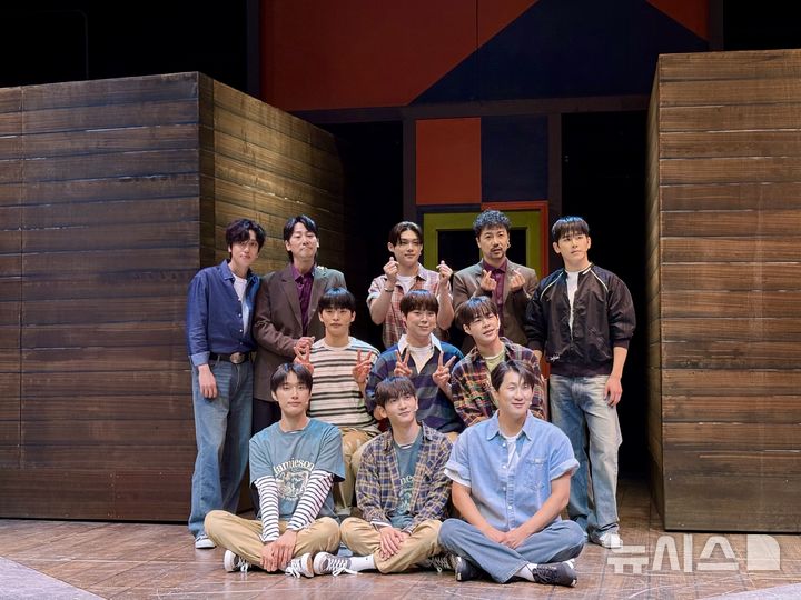 [서울=뉴시스] 한이재 기자 = 30일 서울 강남구 백암아트홀에서 뮤지컬 '걸프렌드' 프레스콜이 열렸다. 배우들이 단체 사진을 찍고 있다. 2026.03.30. nowone@newsis.com