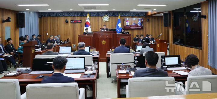 [울진=뉴시스] 안병철 기자 = 30일 경북 울진군의회가 제290회 임시회 제2차 본회의를 진행하고 있다.(사진=울진군의회 제공) 2026.03.30. photo@newsis.com