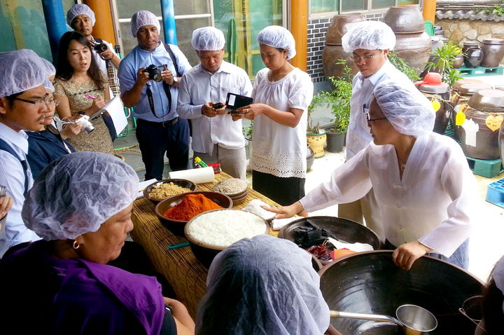 [순창=뉴시스] 순창 고추장민속마을을 찾은 외국인 방문객들이 전통 장 담그기 체험을 하고 있다. *재판매 및 DB 금지