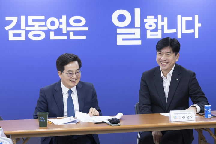 [수원=뉴시스] 김동연 민주당 경기도지사 경선후보가 30일 경기도사회복지연대와의 정책 간담회에서 발언하고 있다. (사진=김동연 후보 측 제공) 2026.03.30. photo@newsis.com *재판매 및 DB 금지