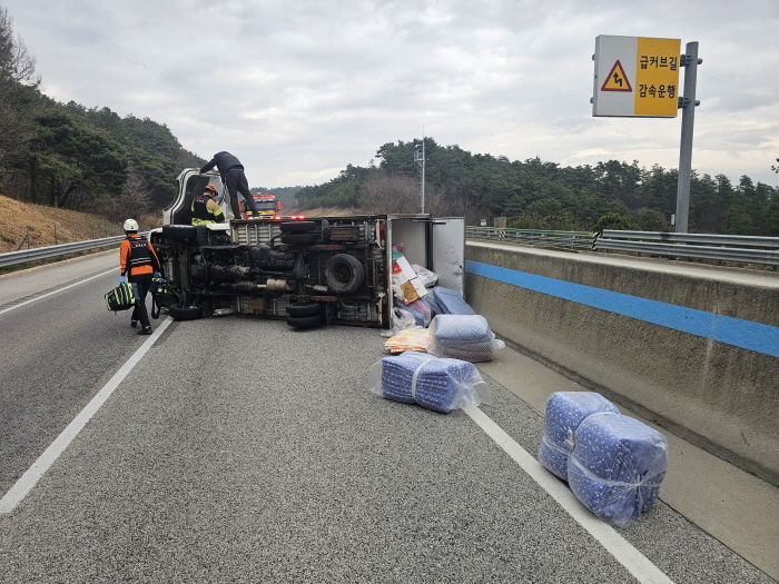 [남원=뉴시스] 30일 오후 1시47분께 전북 남원시 화정동을 지나는 광주대구고속도로 광주방면 52㎞ 지점에서 주행 중이던 1t 탑차 차량이 우측으로 전도돼 도로 위로 짐이 흩어져있다. (사진=전북특별자치도소방본부 제공) 2026.03.30. photo@newsis.com *재판매 및 DB 금지