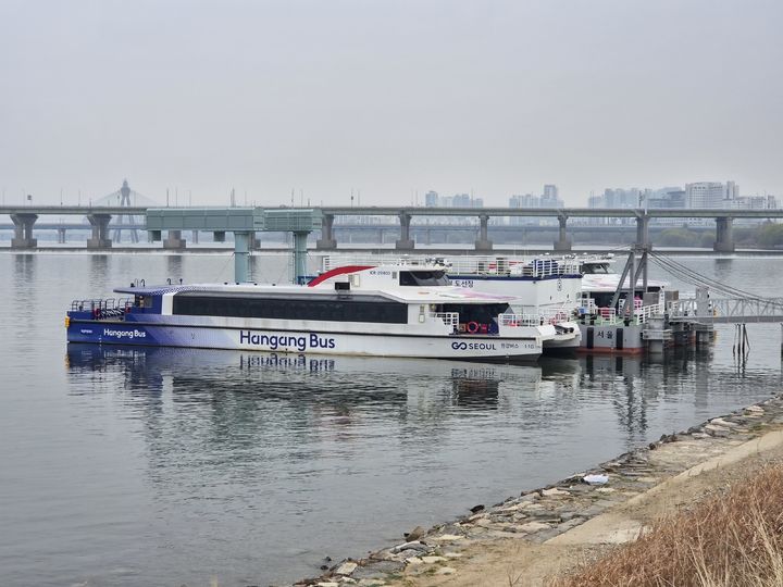 [서울=뉴시스] 조수원 기자 = 30일 오전 서울 송파구 한강버스 잠실선착장에 한강버스가 정박해있다.2026.03.30. tide1@newsis.com *재판매 및 DB 금지