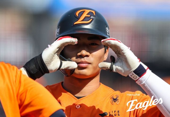 [서울=뉴시스] 프로야구 한화 이글스 오재원이 28일 대전 한화생명볼파크에서 열린 2026 신한 쏠 KBO리그 키움 히어로즈와의 개막전에서 안타를 친 뒤 세리머니를 하고 있다. (사진=한화 이글스 제공) 2026.03.28. *재판매 및 DB 금지