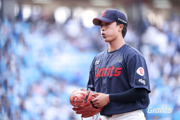 [서울=뉴시스] 프로야구 롯데 자이언츠 박정민이 29일 대구 삼성라이온즈파크에서 열린 2026 신한 쏠 KBO리그 삼성 라이온즈와의 경기에 불펜 등판해 공을 던질 준비를 하고 있다. (사진=롯데 자이언츠 제공) 2026.03.29. *재판매 및 DB 금지