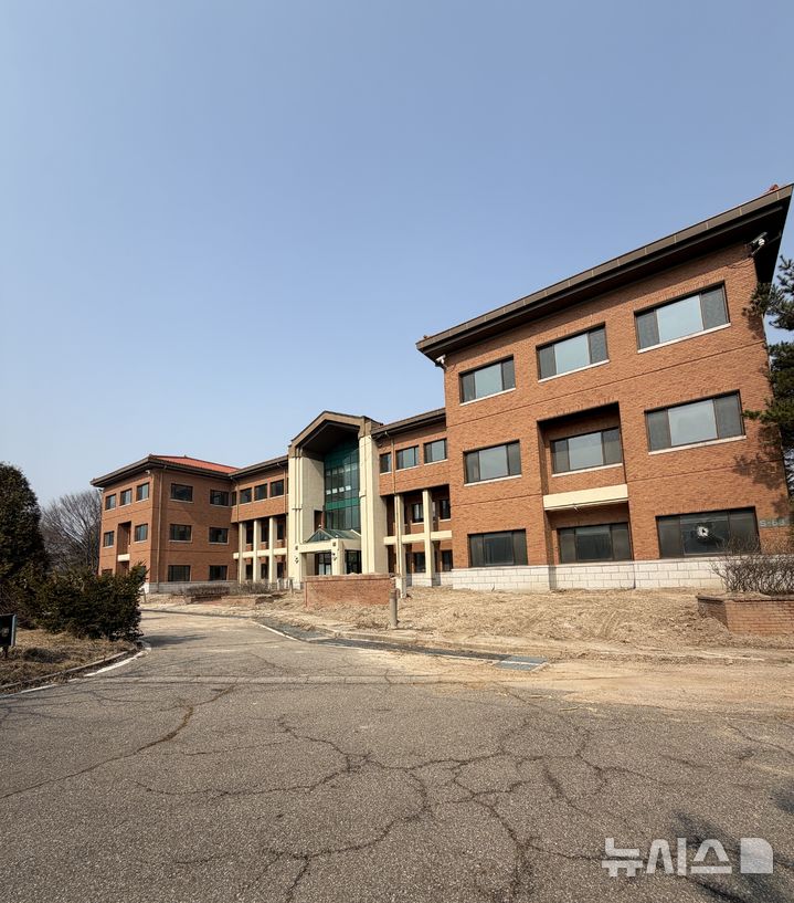 [의정부=뉴시스] 캠프 레드클라우드(CRC) 내 사령부 건물. (사진=뉴시스 DB). photo@newsis.com