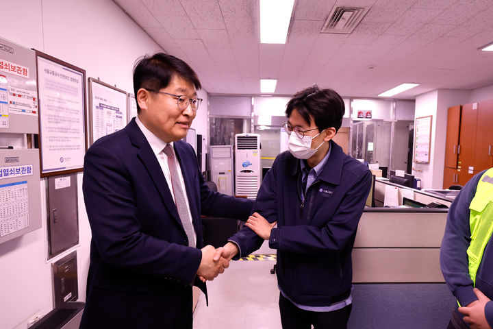 [뉴시스] 30일 김태균 서울교통공사 신임 사장이 시청역에서 직원과 인사를 나누는 모습. (사진=서울교통공사 제공) 2026.3.30 *재판매 및 DB 금지