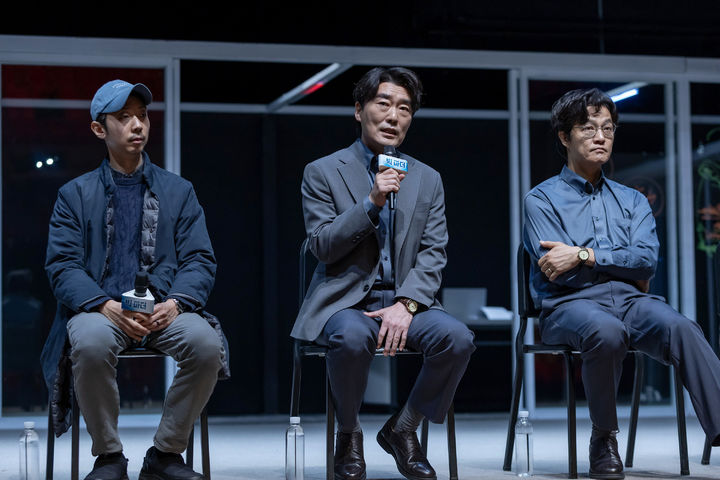  30일 세종문화회관 M씨어터에서 열린 '빅 마더' 프레스콜이 열렸다. 사진은 이준우(왼쪽부터) 연출과 배우 유성주, 조한철. (사진=세종문화회관 제공) *재판매 및 DB 금지