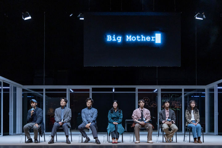  30일 세종문화회관 M씨어터에서 열린 '빅 마더' 프레스콜이 열렸다. 사진은 이준우(왼쪽부터) 연출, 배우 유성주, 조한철, 최나라, 이강욱, 김세환, 신윤지. (사진=세종문화회관 제공) *재판매 및 DB 금지