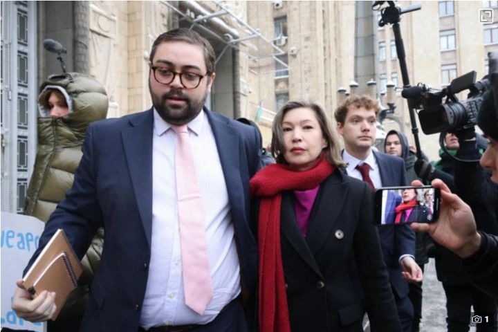 [서울=뉴시스]러시아가 "정보 수집 및 파괴 활동"을 이유로 영국 외교관 1명의 신임장을 취소했다고 러시아 연방보안국(FSB)이 30일 밝혔다. FSB는 얀세 반 렌스버그 영국 대사관 제2 서기관에게 2주 이내에 출국하라는 명령이 내려졌다고 덧붙였다. 반 렌스버그가 30일 모스크바 시내를 걷는 모습. <사진 출처 : 튀르키예 투데이> 2026.03.30.