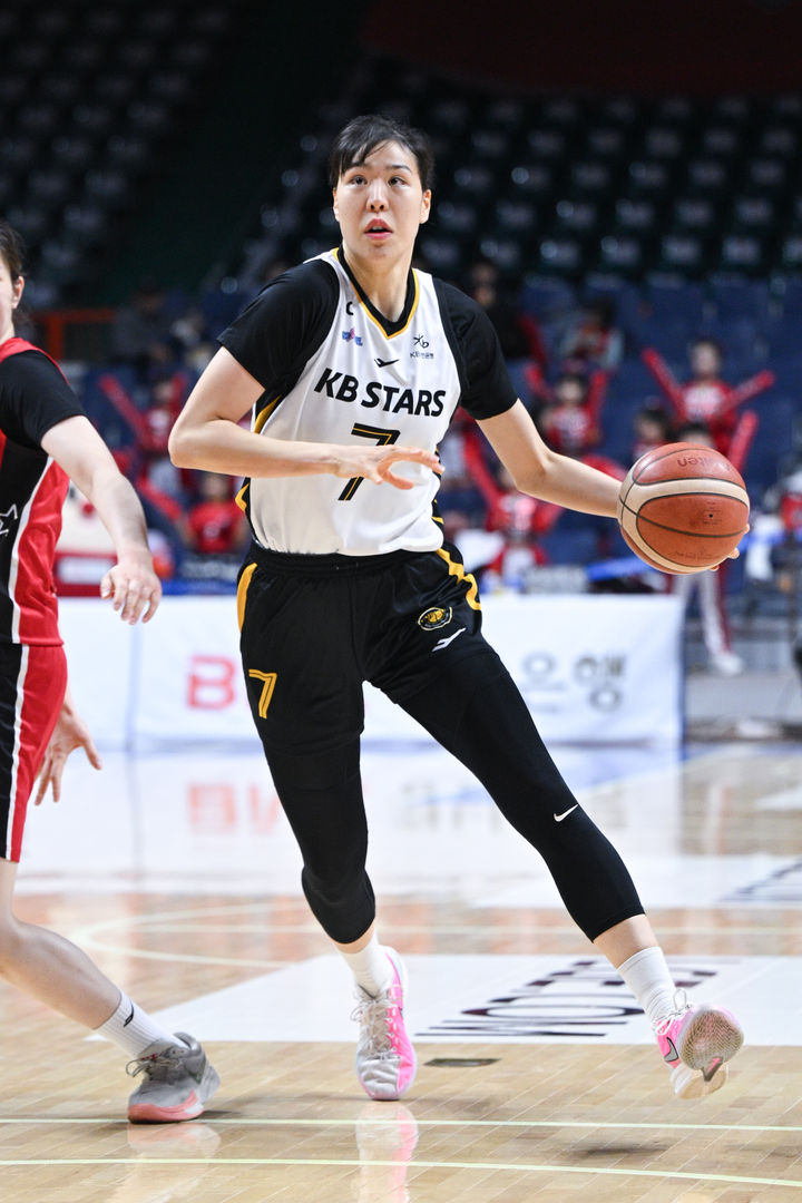 [서울=뉴시스] 여자프로농구 청주 KB국민은행의 박지수. (사진=WKBL 제공)