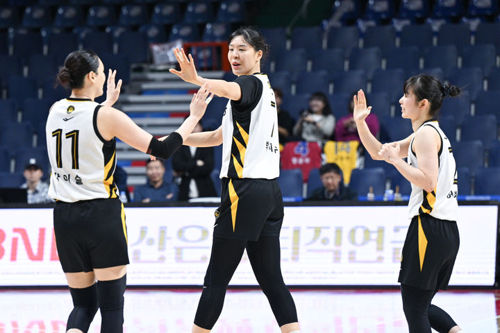 [서울=뉴시스] 여자프로농구 청주 KB국민은행. 왼쪽부터 강이슬, 박지수, 허예은(사진=WKBL 제공) 