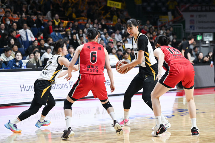 [서울=뉴시스] 여자프로농구 청주 KB국민은행의 박지수. (사진=WKBL 제공) 