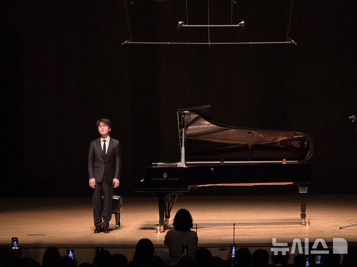 [통영=뉴시스] 조기용 기자 = 30일 경남 통영시 통영국제음악당에서 열린 '2026 통영국제음악제-조성진 피아노 리사이틀'에서 피아니스트 조성진이 무대 후 객석에 인사하고 있다. 2026.03.30. excuseme@newsis.com