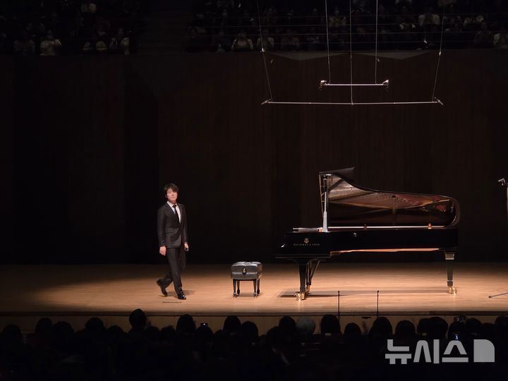 [통영=뉴시스] 조기용 기자 = 30일 경남 통영시 통영국제음악당에서 열린 '2026 통영국제음악제-조성진 피아노 리사이틀'에서 피아니스트 조성진이 무대 후 객석에 인사하고 있다. 2026.03.30. excuseme@newsis.com