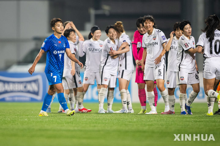 [우한=신화/뉴시스] 수원FC 위민 선수들이 29일(현지 시간) 중국 우한 한커우 문화스포츠센터에서 열린 2025-26 아시아축구연맹(AFC) 여자 챔피언스리그(AWCL) 8강전에서 우한 장다를 물리친 후 자축하고 있다. 수원이 4-0으로 완승하고 4강에 올라 북한 내고향체육단과 결승 진출을 다툰다. 2026.03.30.