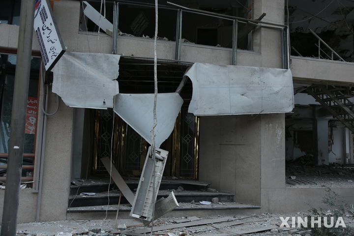 [테헤란=신화/뉴시스] 29일(현지 시간) 이란 테헤란의 한 건물이 이스라엘의 공습으로 파괴돼 있다. 이란 반관영 파르스 통신에 따르면 이날 밤 테헤란과 인접한 알보르즈주 일부 지역이 이스라엘의 공습으로 여러 지역에서 정전이 발생했다. 2026.03.30.