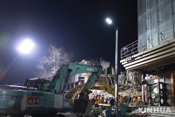 [하이린=신화/뉴시스] 지난 29일 오전 0시께 중국 헤이룽장성에서 건물이 무너져 7명이 사망했다고 30일 중국 관영 신화통신이 보도했다. 사진은 29일 건물 붕괴 현장에서 구조작업이 진행되는 모습. 2026.03.30