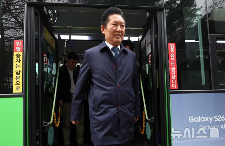 [서울=뉴시스] 조성봉 기자 = 정청래 더불어민주당 대표가 공공부문 차량 5부제 동참을 위해 지난달 30일 오전 광흥창역에서 버스를 이용해 국회로 출근하고 있다. 2026.03.30. suncho21@newsis.com