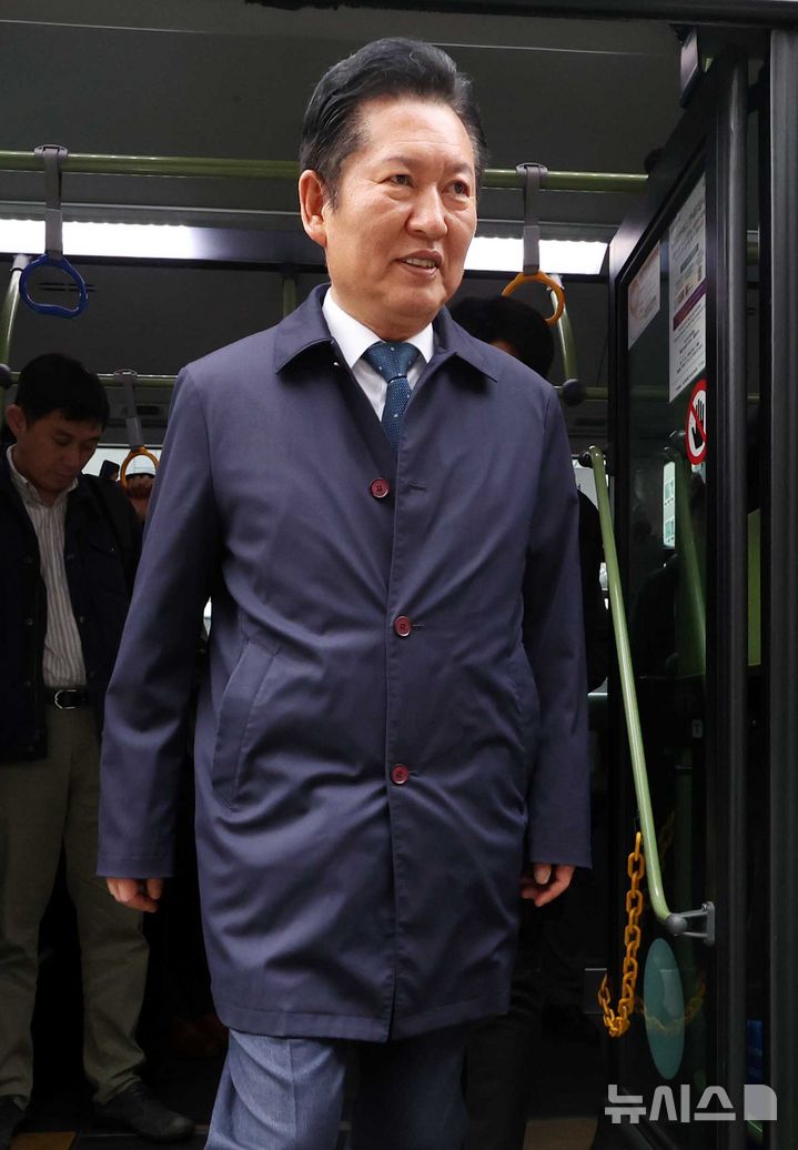 [서울=뉴시스] 조성봉 기자 = 정청래 더불어민주당 대표가 공공부문 차량 5부제 동참을 위해 30일 오전 광흥창역에서 버스를 이용해 국회로 출근하고 있다. 2026.03.30. suncho21@newsis.com